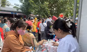 Người lao động sắm Tết sớm với các mặt hàng bình ổn giá 