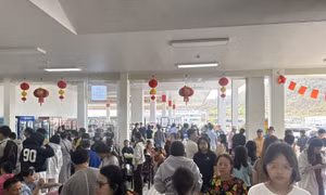 Người dân xếp hàng dài chờ dịch vụ tại các trạm dừng chân trên tuyến cao tốc Bắc - Nam