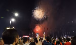 Người dân TP Hồ Chí Minh hào hứng với màn pháo hoa đón Giao thừa Tết Bính Ngọ 2026
