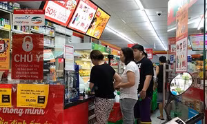 TP Hồ Chí Minh ngập sâu sau bão số 9, cửa hàng tiện lợi, siêu thị 'cháy hàng'