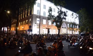 TP Hồ Chí Minh: Người dân nhộn nhịp ra đường chào đón Giáng sinh