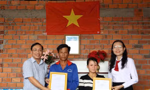 'Đồng hành cùng vùng khó' của báo Tin tức và Dân tộc đến với người dân Long An