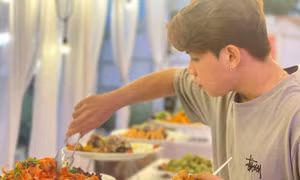 Du khách tò mò thưởng thức đại tiệc buffet bánh mì tại TP Hồ Chí Minh