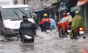 TPHCM: Dự án nghìn tỷ, đường phố vẫn ngập nặng khi mưa