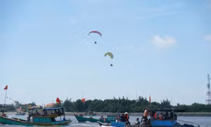 Biển Cần Giờ sôi động với đoàn thuyền ngư dân rước Nghinh Ông ra khơi