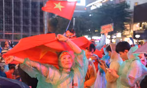 Người dân TP Hồ Chí Minh 'đội mưa' tiếp lửa cho đội tuyển Việt Nam
