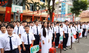 Khoảnh khắc trang nghiêm chào cờ trong ngày khai giảng năm học mới
