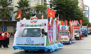 TP Hồ Chí Minh: Diễu hành xe hoa chào mừng Đại hội Đảng bộ lần thứ I
