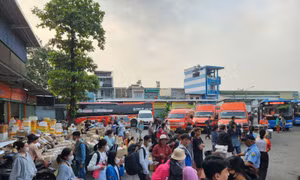 TP Hồ Chí Minh: Đông đảo hành khách đổ về bến xe, sân bay trong ngày 26 Tết