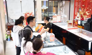 Giá vàng tiếp tục giảm, chuyên gia cảnh báo rủi ro đầu tư