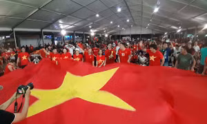 Cổ động viên đến sớm, tiếp sức cho đội tuyển Việt Nam