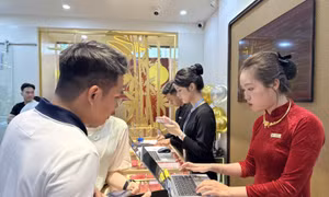 TP Hồ Chí Minh: Giá vàng tăng cao, không còn cảnh chen lấn mua vàng