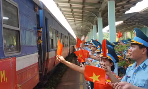 Người dân xúc động đón đoàn tàu chở lực lượng tham gia lễ diễu binh từ miền Bắc vào Nam