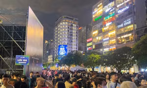 TP Hồ Chí Minh: Dòng người đổ về phố đi bộ Nguyễn Huệ chờ đón thời khắc chào Năm mới 2024