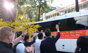TP Hồ Chí Minh chăm lo Tết cho công nhân khó khăn bằng tặng vé máy bay, vé xe