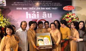 Khai mạc triển lãm ảnh nghệ thuật 'Hải Âu tuổi 30' tại TP Hồ Chí Minh