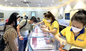 Nhộn nhịp mua vàng cầu may ngày vía Thần Tài ở TP Hồ Chí Minh