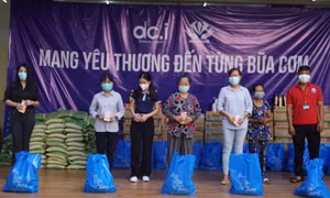 Hàng ngàn túi quà an sinh tiếp tục đến với người dân TP Hồ Chí Minh