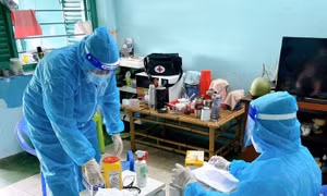 TP Hồ Chí Minh: Người già, khuyết tật được đội tiêm lưu động phục vụ tận nhà