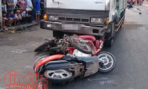 Xe máy đấu đầu xe tải, 2 người thiệt mạng