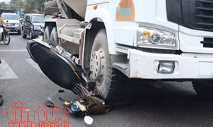 Xe máy va chạm với xe tải làm một người tử vong