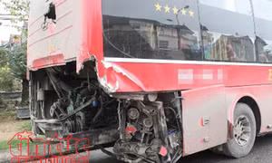 Xe đầu kéo va chạm với xe du lịch khiến hai người bị thương