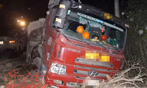 Ô tô tải va chạm với tàu hỏa, hai người bị thương