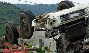 Xe tải chở sắn lật ngang xuống đường khiến 2 người đi xe máy chết thảm