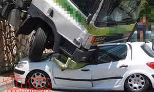 Giải cứu nhiều người trong ô tô con bị xe tải bị đè trúng