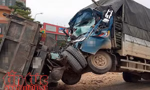 Xe cẩu 'tông' xe khách chết máy làm 2 người thương vong