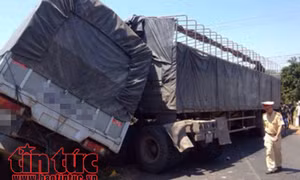 Xe tải chở cà phê tông sập cầu tạm