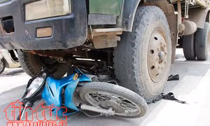 Xe ben không biển kiểm soát đâm xe máy, hai mẹ con tử vong 