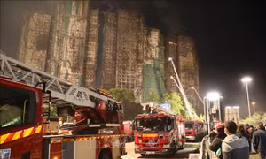 Hong Kong (Trung Quốc) khởi tố 7 cá nhân và 2 công ty liên quan vụ cháy chung cư Wang Fuk Court