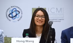 Báo in Trung Quốc hút độc giả trẻ nhờ chiến thắng giải Fields của nhà toán học Vương Hồng