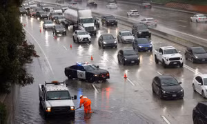 Video mưa lớn kỷ lục gây lũ lụt nghiêm trọng tại Los Angeles