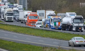 Ireland tiếp tục cắt giảm thuế nhiên liệu
