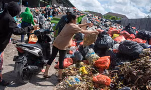 Núi rác trở thành 'bom hẹn giờ' tại Indonesia