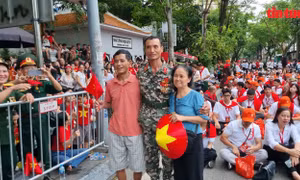 Giây phút xúc động của anh lính gặp lại người thân trong buổi tổng hợp luyện diễu binh, diễu hành