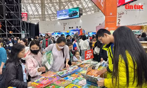Cuối tuần, người dân nô nức trải nghiệm các hoạt động tại Hội chợ Mùa Thu