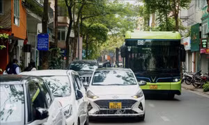 Xử phạt 7 trường hợp chiếm dụng điểm dừng, nhà chờ xe buýt sau phản ánh của báo Tin tức