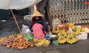 Người lao động nhọc nhằn mưu sinh ngày mưa rét 