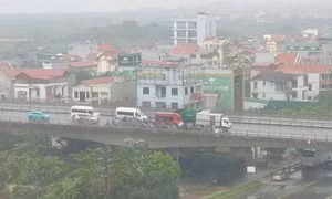 Xúc động tình người trong ngày mưa bão ở Hà Nội
