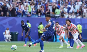 Dembele ghi điểm với hành động bảo vệ đồng đội trước 'đòn tâm lý' của Paraguay