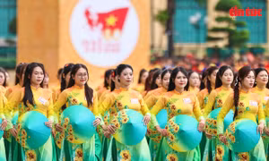 Hai thế hệ, một nhịp bước: Khoảnh khắc đẹp trên Quảng trường Ba Đình