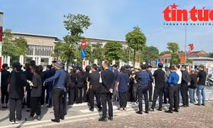 Dòng người xếp hàng vào viếng Tổng Bí thư Nguyễn Phú Trọng tại quê nhà Lại Đà 