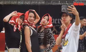 G-Dragon đêm 2: Fan xếp hàng trong mưa, không khí bùng nổ trước giờ G