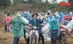 Hàng trăm tình nguyện viên đội mưa dọn rác dưới chân cầu Long Biên