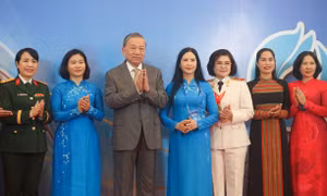 Trung ương Hội Liên hiệp Phụ nữ Việt Nam đón nhận Huân chương Lao động Hạng Nhất 