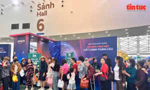 Người dân xếp hàng dài xem 'Mưa đỏ' và 'Tử chiến trên không' tại Hội chợ Mùa Thu 2025