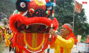 Dòng người tấp nập tham gia nghi lễ Rước thỉnh kinh tại hội Phủ Dầy